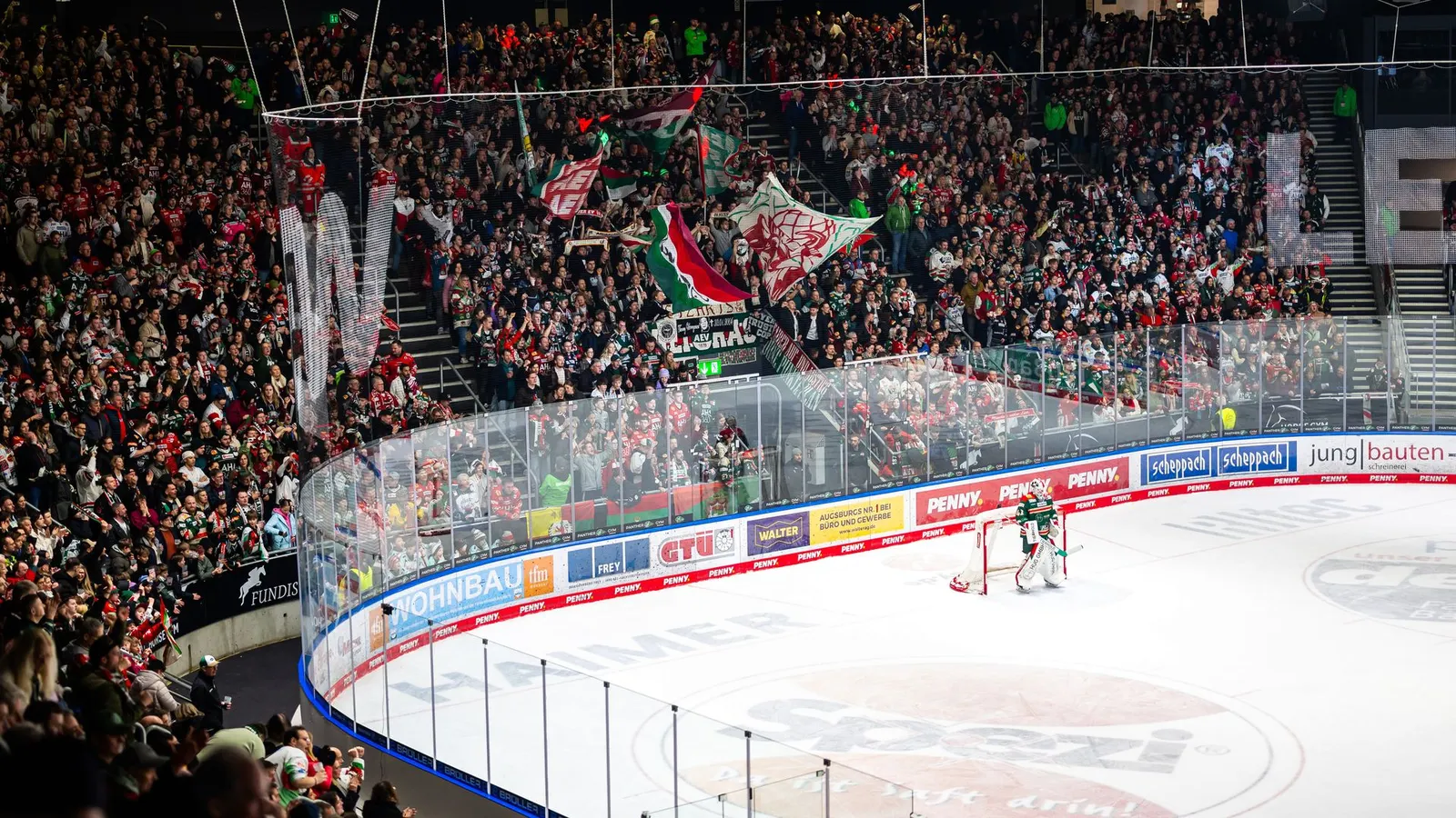 Der Blick von der Pressetribüne in Richtung Fankurve des CFS bei einem Heimspiel der Panther.