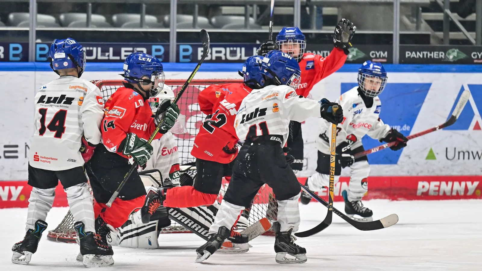 Die U8 des Augsburger EV bestreitet in der Drittelpause eines DEL-Spiels ein Showtraining auf dem Eis. 