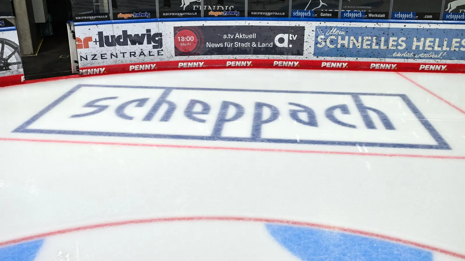 Die Eiswerbung von Scheppach im Curt-Frenzel-Stadion. 