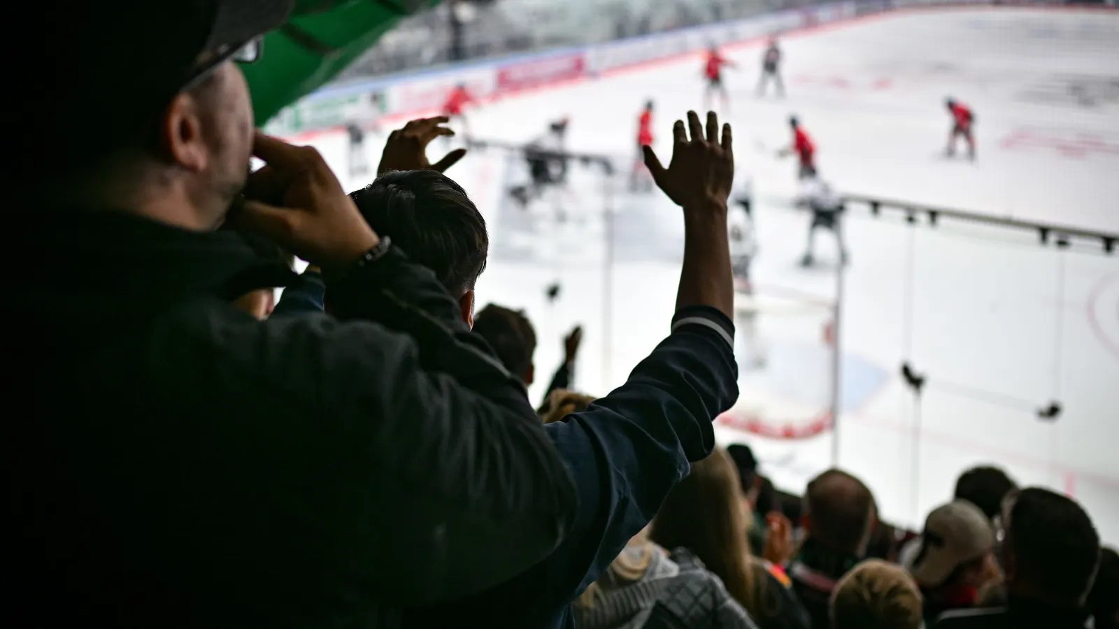 Der Blick aus der Fankurve aus das Eis des Curt-Frenzel-Stadions. 