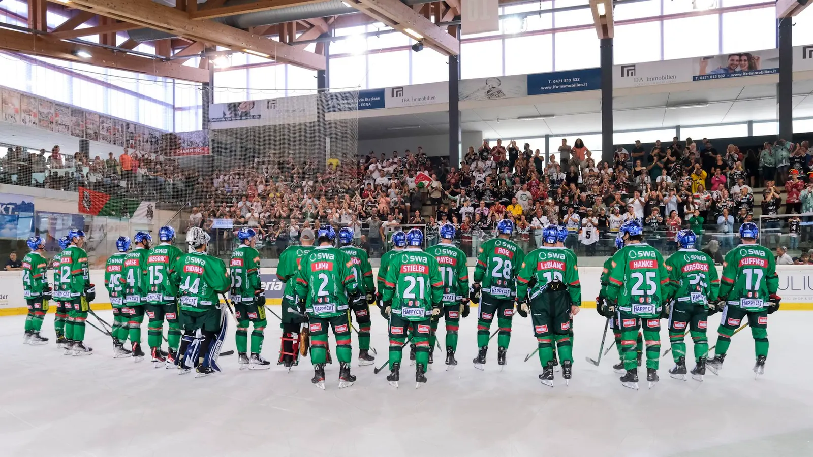 Die Augsburger Panther bejubeln einen Sieg beim Dolomitencup gemeinsam mit ihren Fans. 