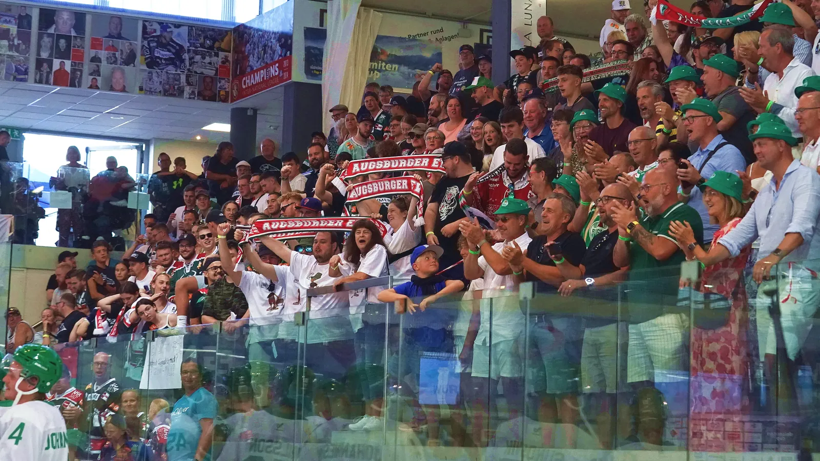 Fans der Augsburger Panther in der Würtharena Neumarkt bei einem Spiel ihrer Mannschaft. 