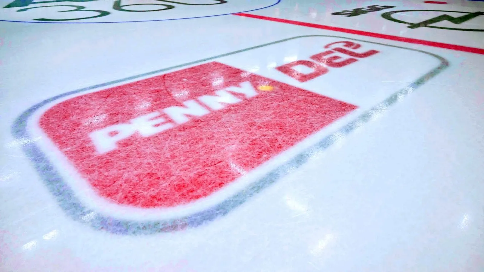 Das Logo der Deutschen Eishockey Liga auf dem Eis des Curt-Frenzel-Stadions.