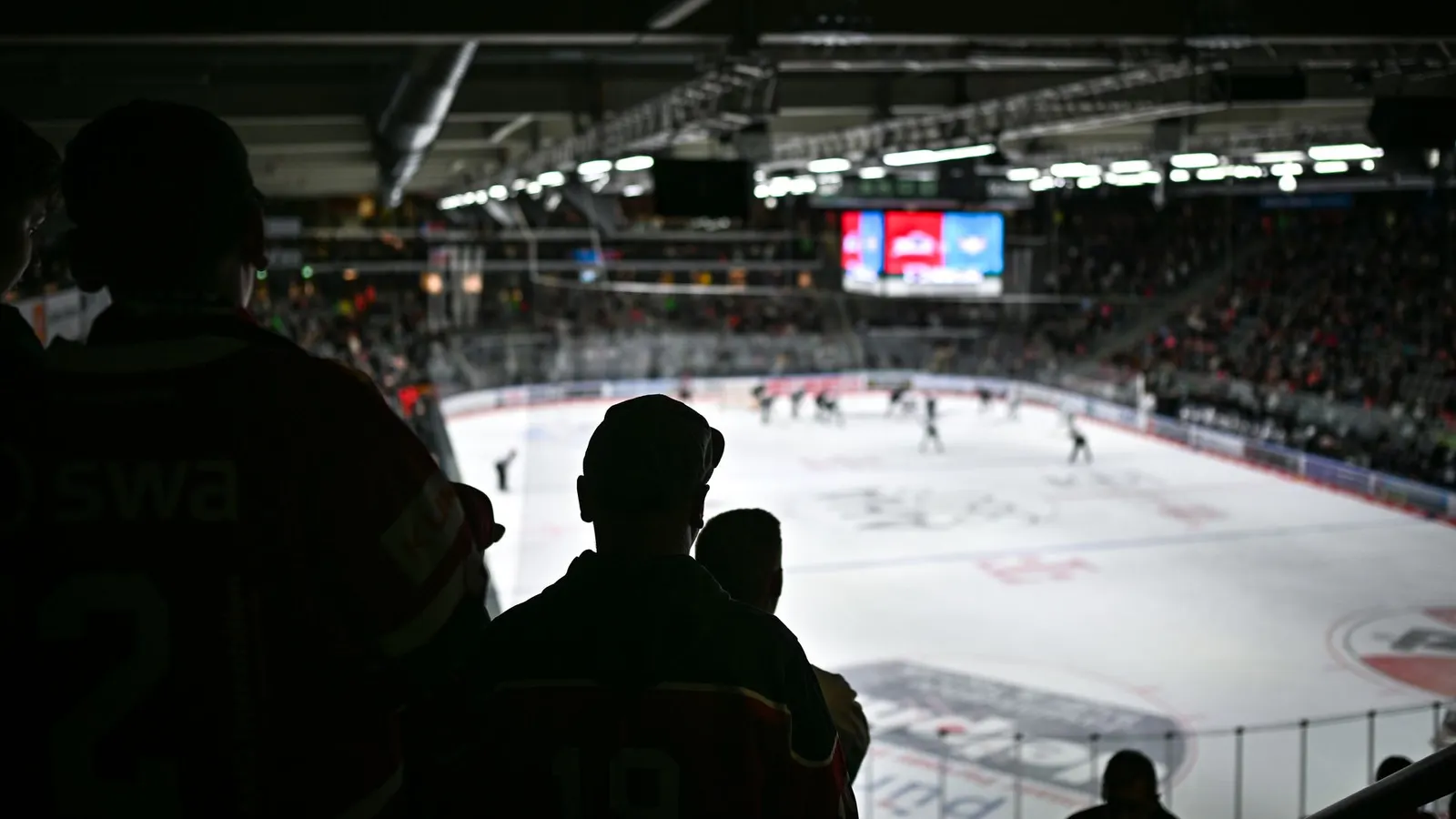 Ein Blick aus der Fankurve aufs Eis des Curt-Frenzel-Stadions bei einem Heimspiel der Panther. 