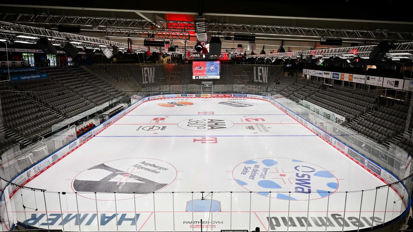 Ein Blick auf die Eisfläche des leeren Curt-Frenzel-Stadions vor einem Heimspiel der Panther. 