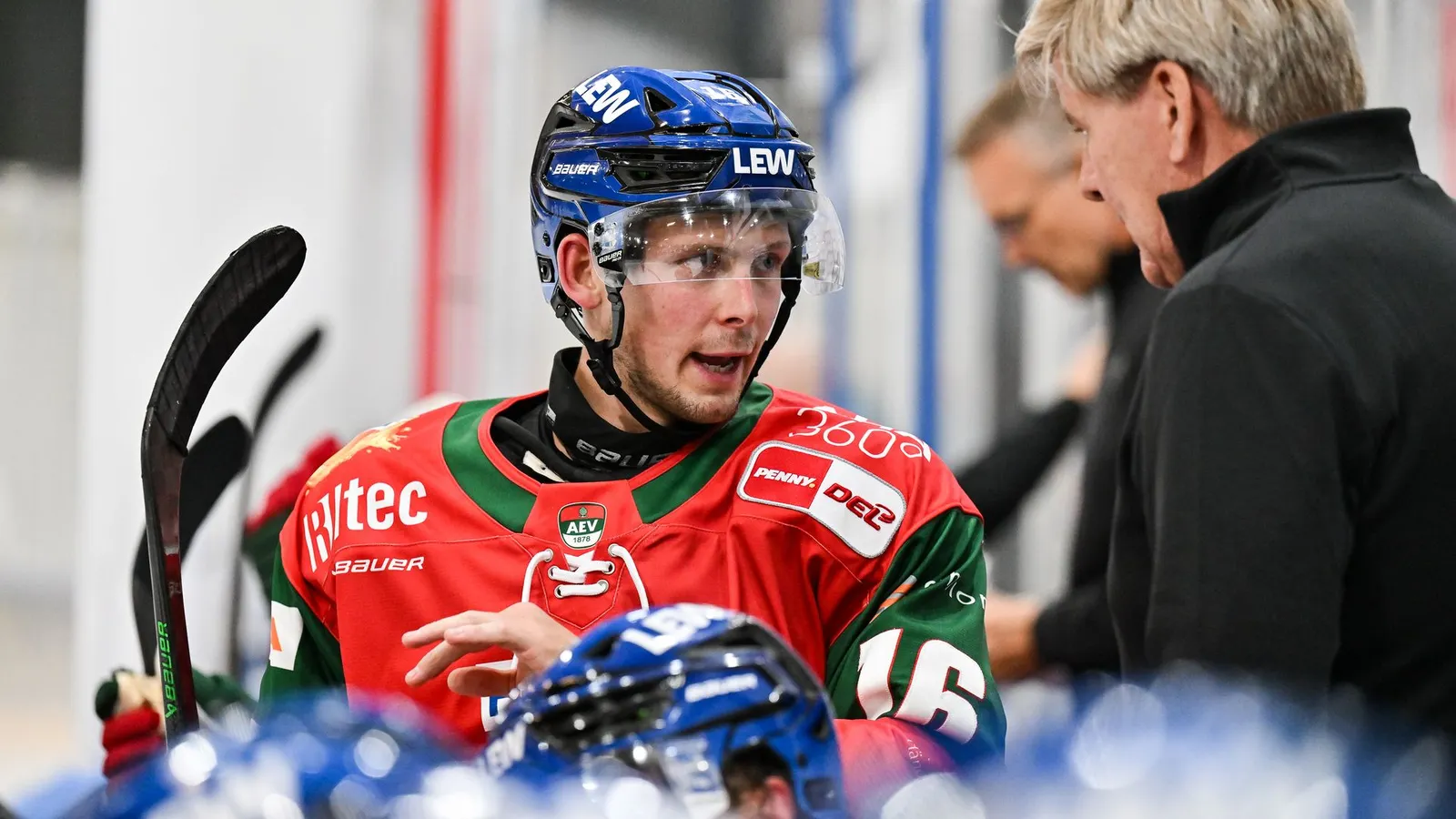 Cameron Wright im Gespräch mit Coach Bill Peters während einem Spiel der Panther beim Dolomitencup 2026. 