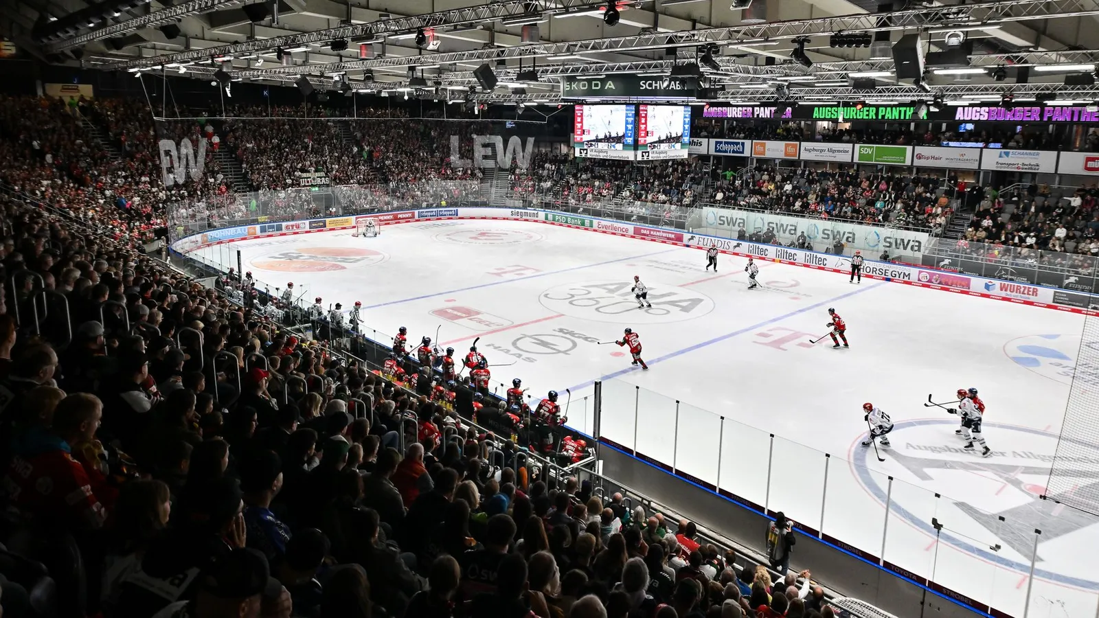 Ein Blick ins weite Rund des Curt-Frenzel-Stadions bei einem Spiel der Panther.