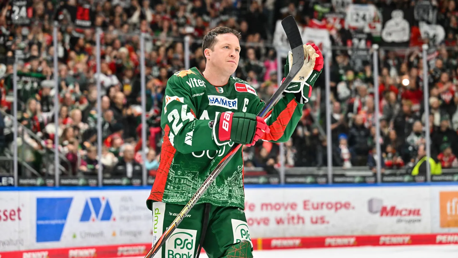 Clublegende T.J. Trevelyan appldaudiert den Pantherfans im CFS. 