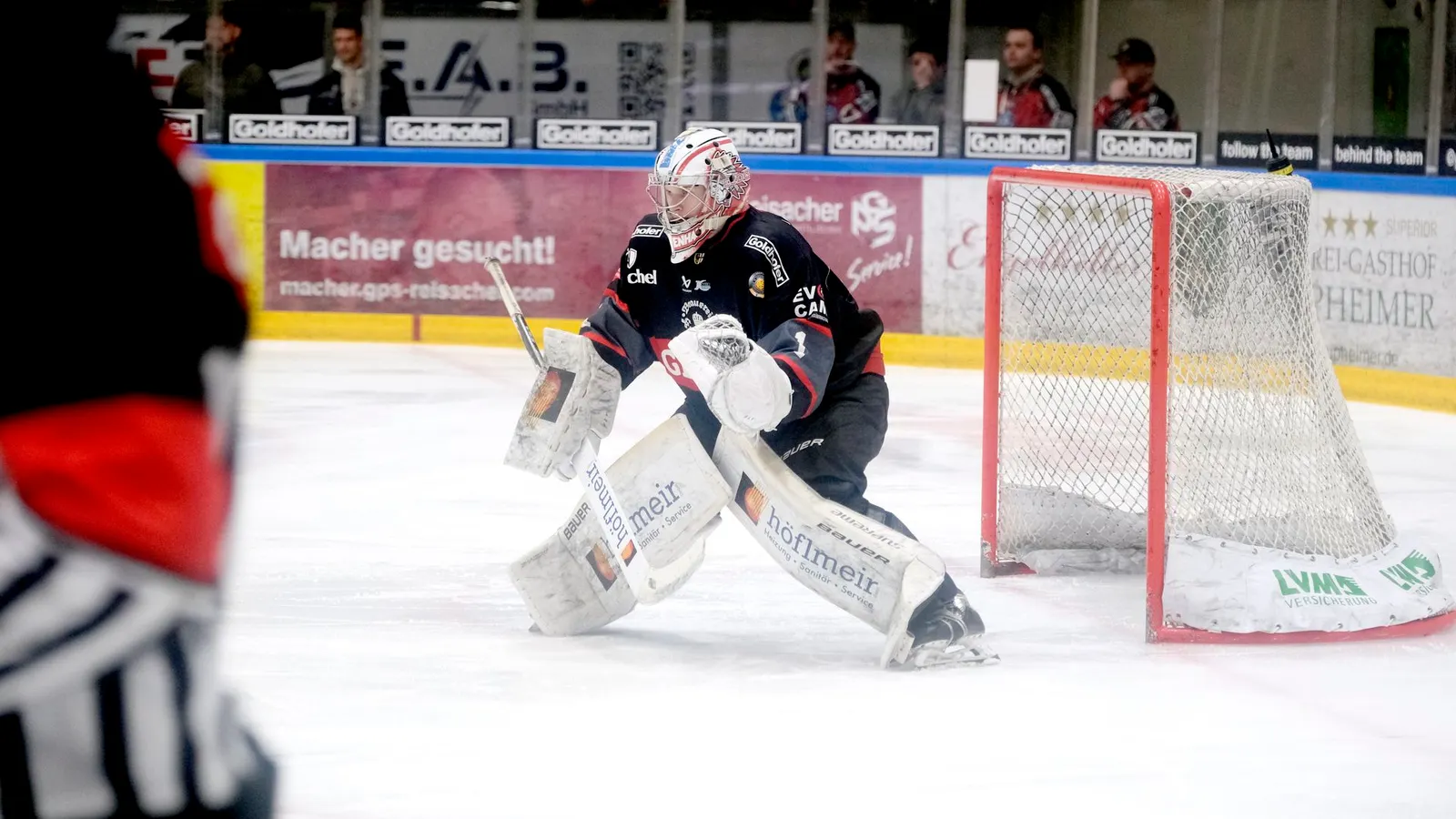 Torwart Justus Roth im Einsatz für die ECDC Memmingen Indians. 