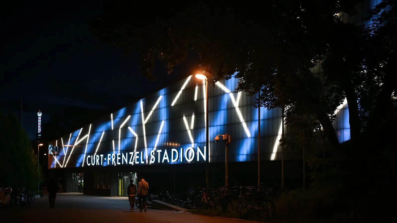 Das Curt-Frenzel-Stadion mit leuchtender Fassade vom Gesundbrunnen aus gesehen. 