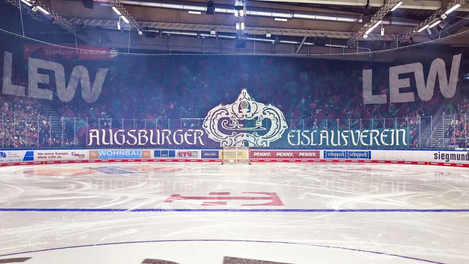 Das Bild einer Choreo in der Fankurve des Curt-Frenzel-Stadions. 