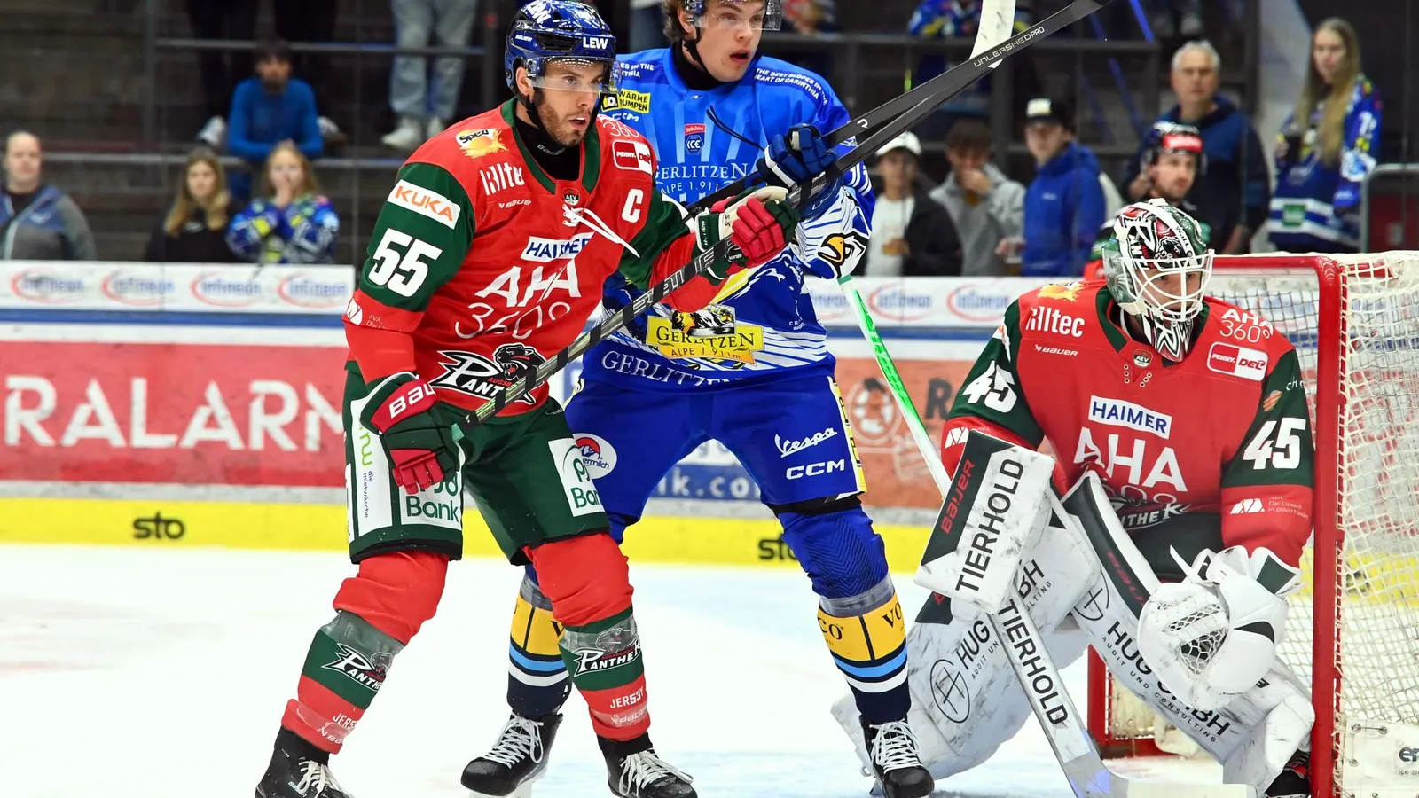 Ryan Button im Zweikampf beim Spiel gegen den EC VSV in der Vorbereitung 2026. 