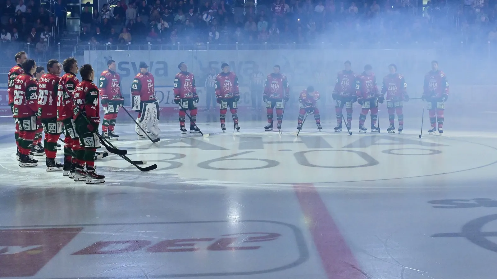 Die Mannschaft der Augsburger Panther bei der Intro-Show vor einem Heimspiel. 