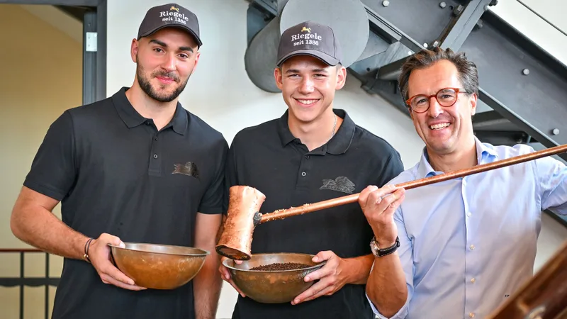 Maximilian Glötzl und Philipp Krauß brauen gemeinsam mit Sebastian Priller-Riegele das Panther Pur für die Saison 2026-27 ein.