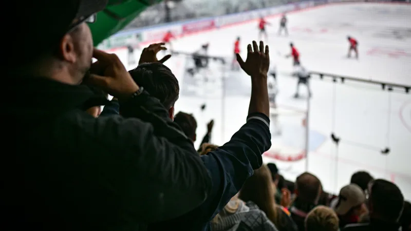 Der Blick aus der Fankurve aus das Eis des Curt-Frenzel-Stadions. 