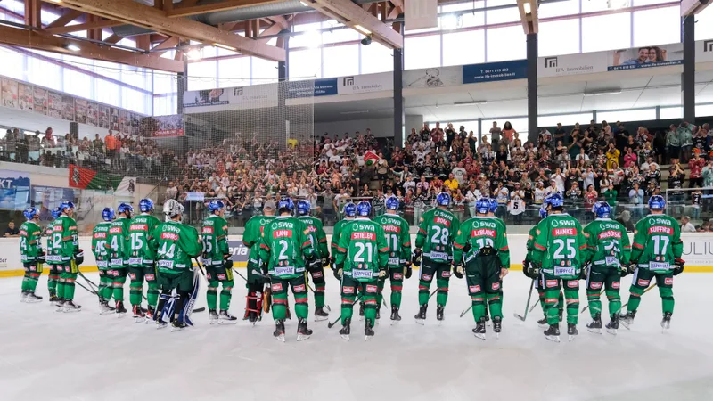 Die Augsburger Panther bejubeln einen Sieg beim Dolomitencup gemeinsam mit ihren Fans. 