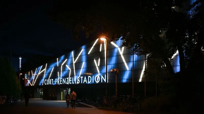 Das Curt-Frenzel-Stadion mit leuchtender Fassade vom Gesundbrunnen aus gesehen. 