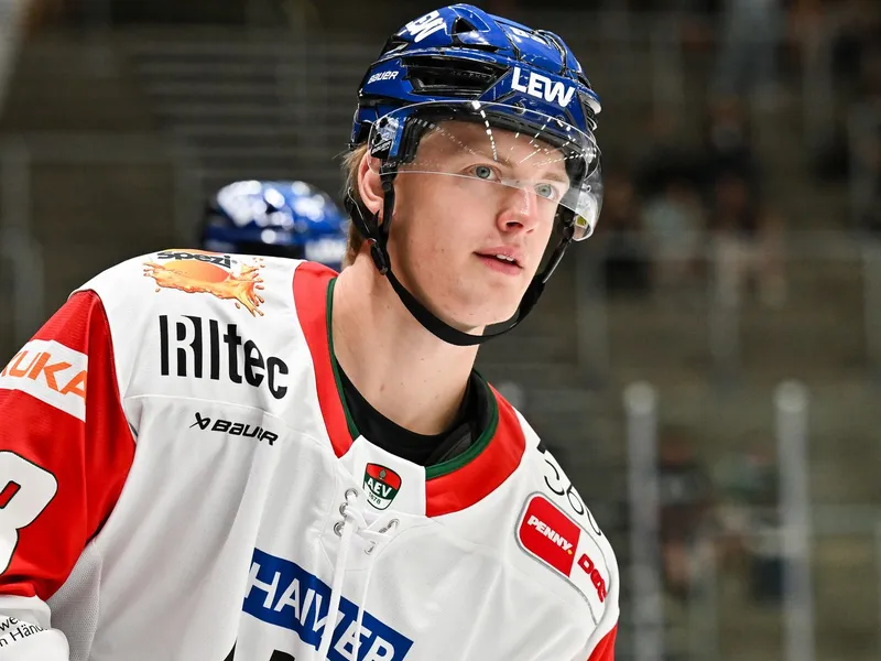 Sebastian Zwickl im Trikot der Augsburger Panther in der Saison 2026-27. 