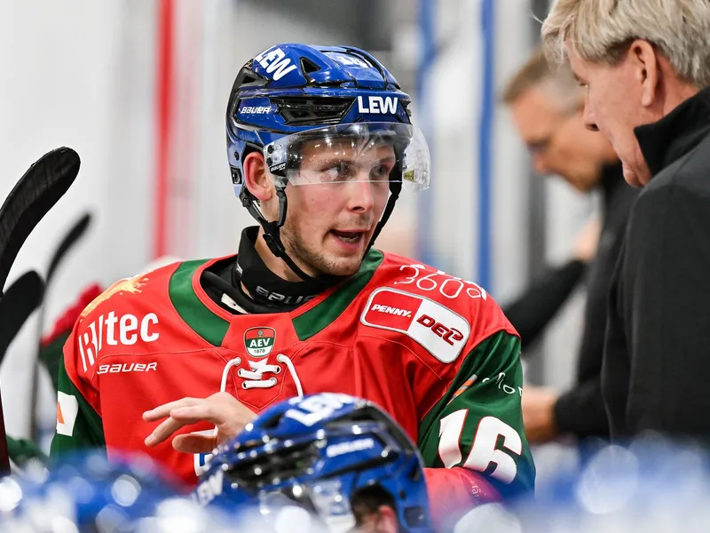 Cameron Wright im Gespräch mit Coach Bill Peters während einem Spiel der Panther beim Dolomitencup 2026. 