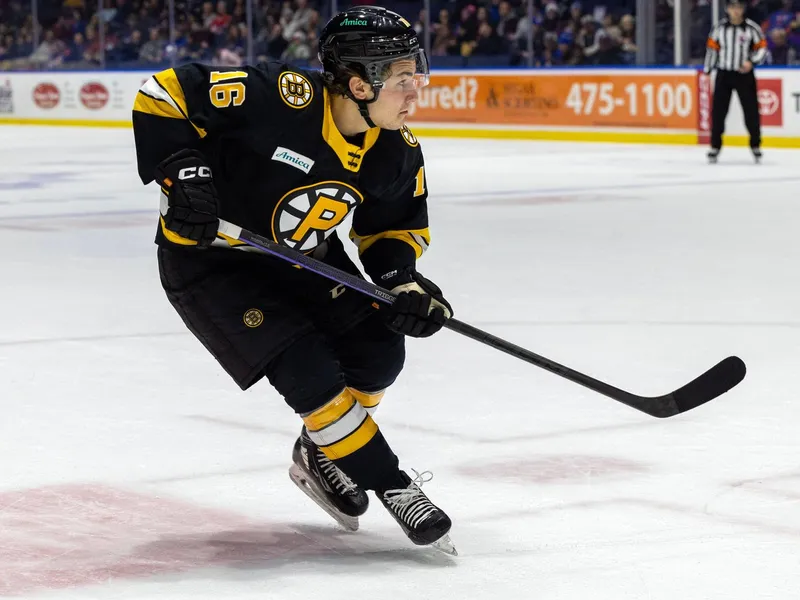 Luke Toporowski während eines AHL-Spiels im Trikot der Providence Bruins. 