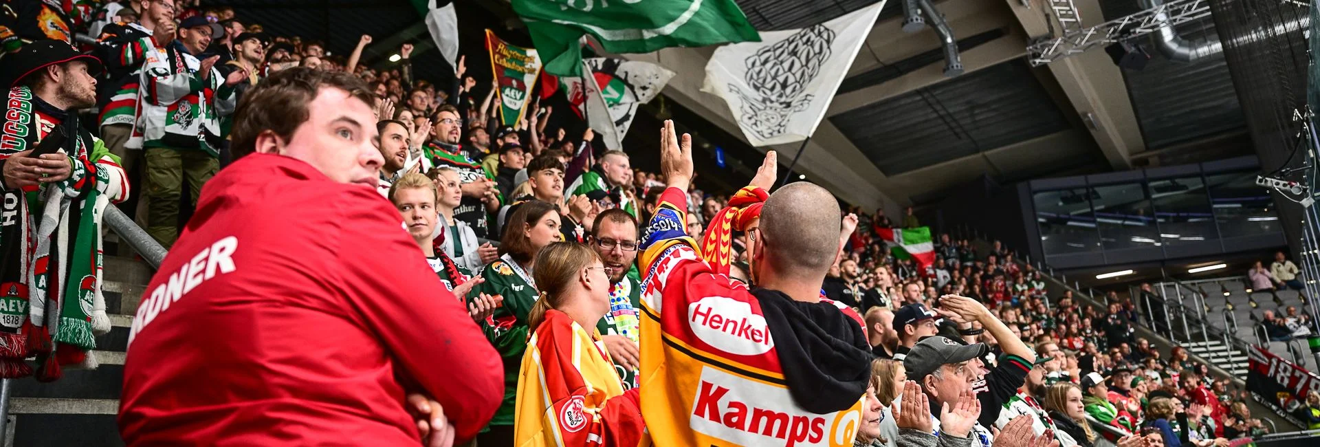 Nahaufnahme eines Augsburger-Panther Fans im Fanblock