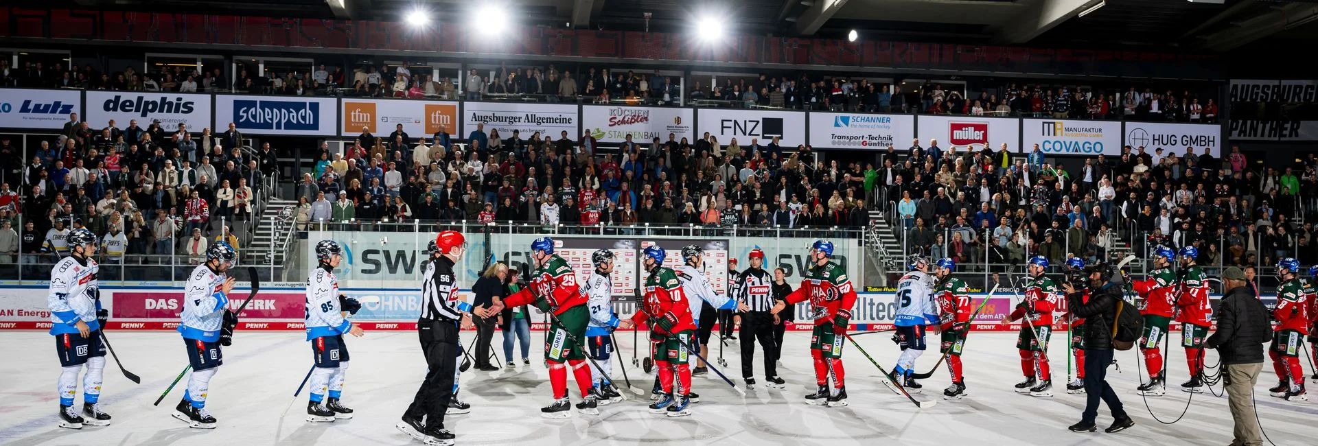 Eine Reihe von Spielern klatschen sich traditionell nach dem Spiel mit den Schiris ab.
