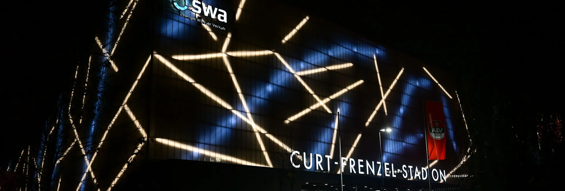 Curt-Frenzel-Stadion bei Nacht