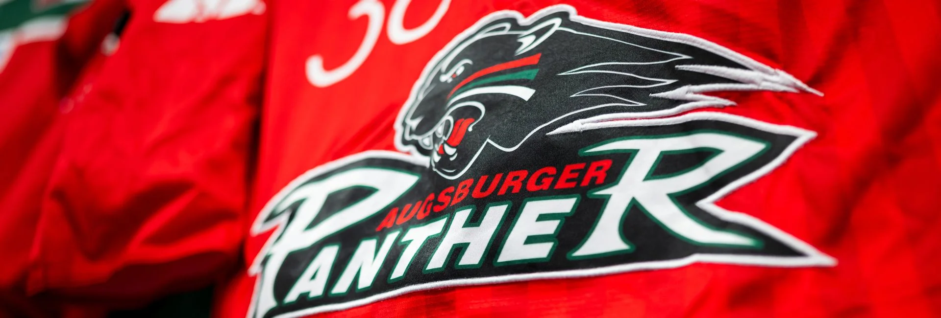 Eine Nahaufnahme eines roten Augsburger Panther Trikots