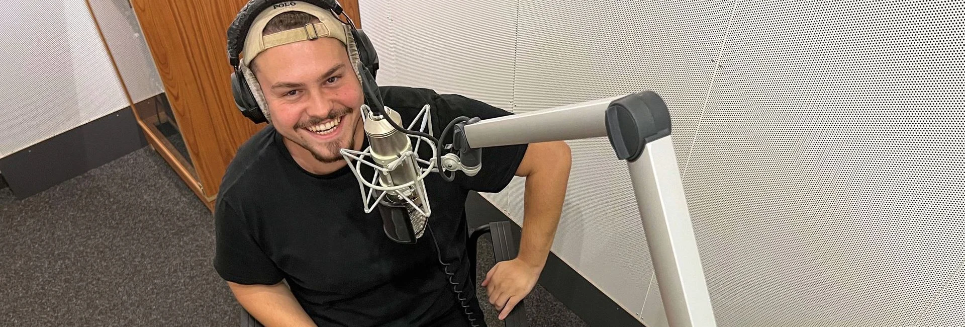 Max Becker (Host des Pantherpodcasts) am Mikrofon