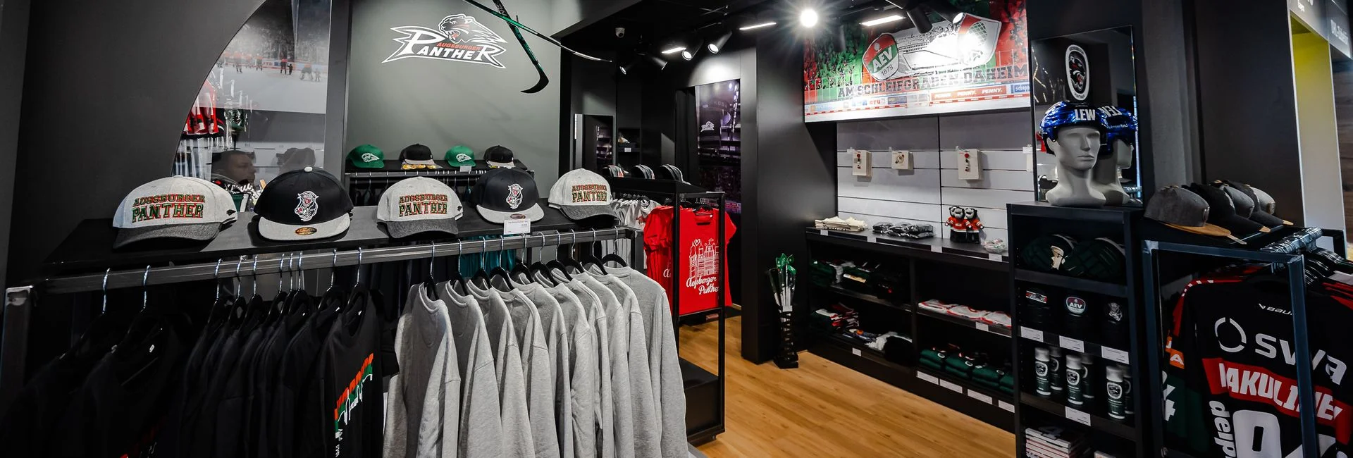 Ein Blick in auf Fanartikel der Augsburger Panther in der Wintergerster-Filiale in der Augsburger Innenstadt