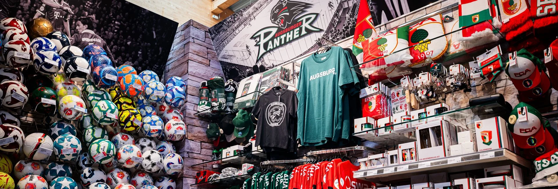 Blick auf das Sortiment der Augsburger Panther, welches Spiel + Freizeit anbietet.