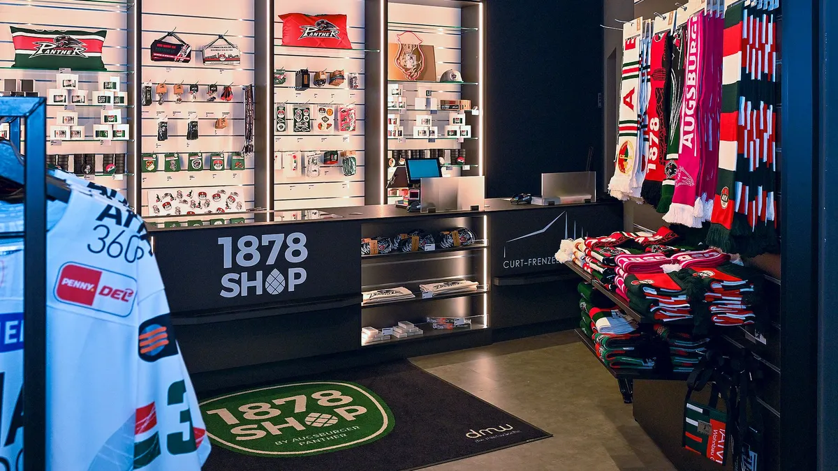 Eine Ladentheke im 1878 Shop im CFS. Panther-Schals in der Auslage, sowie verschiedene kleinere Artikel