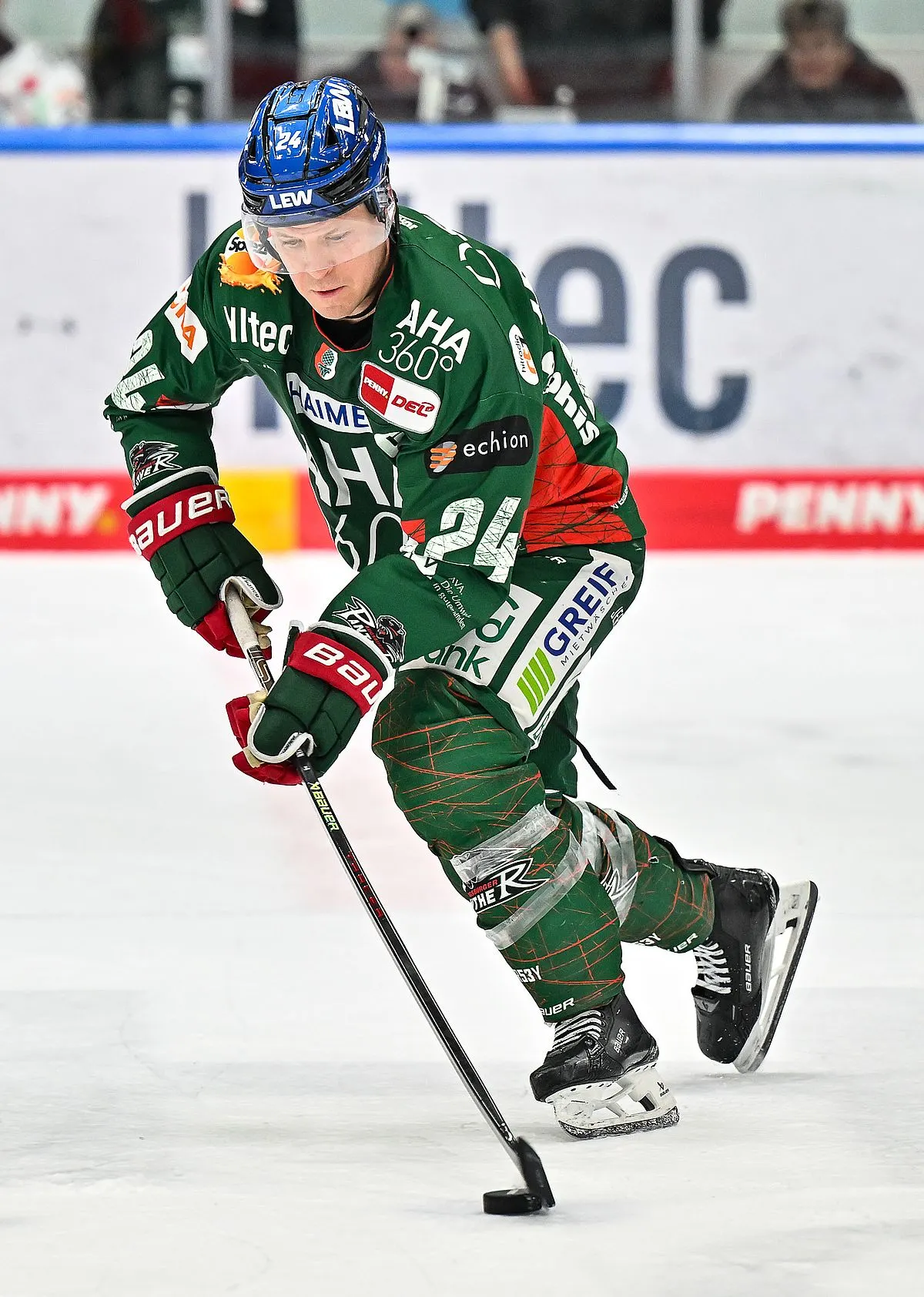 Clublegende T.J. Trevelyan im Einsatz.