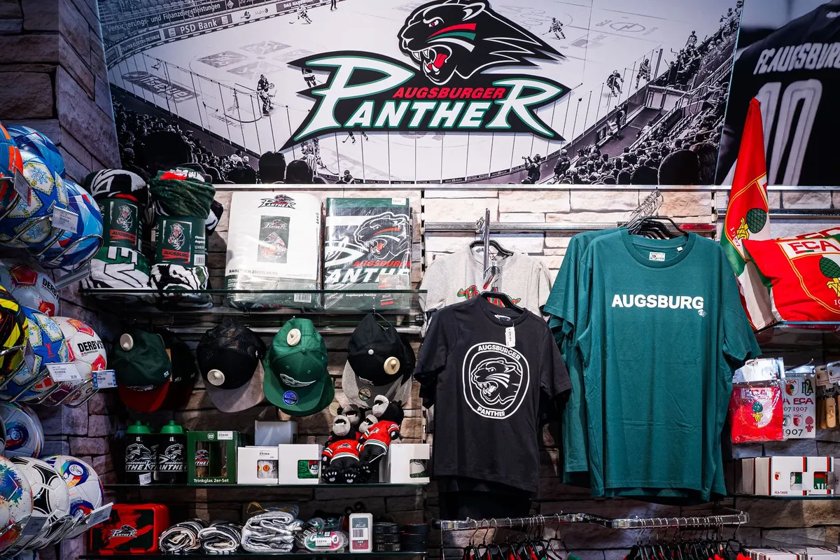 Blick auf das Sortiment der Augsburger Panther, welches Spiel + Freizeit anbietet.
