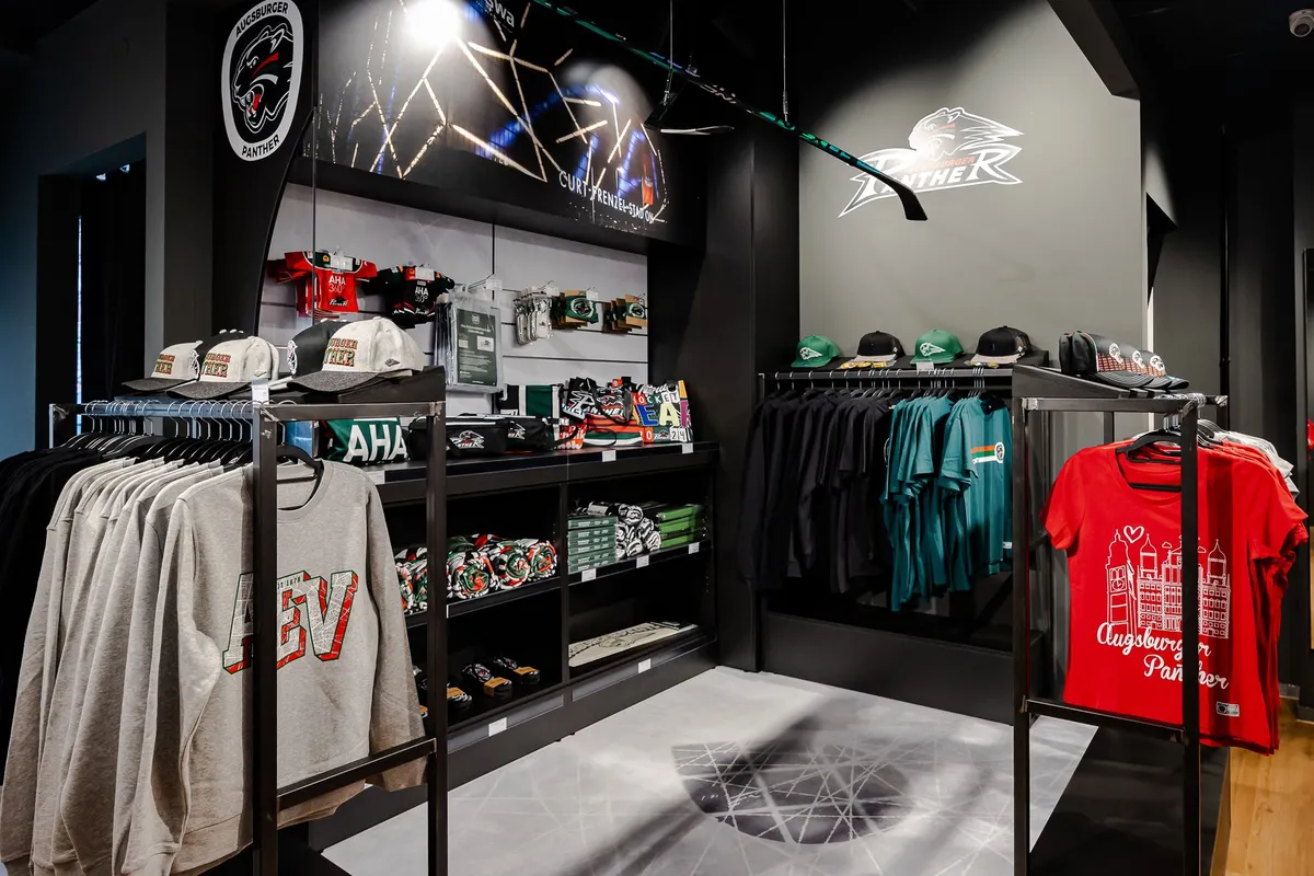 Ein Blick in auf Fanartikel der Augsburger Panther in der Wintergerster-Filiale in der Augsburger Innenstadt
