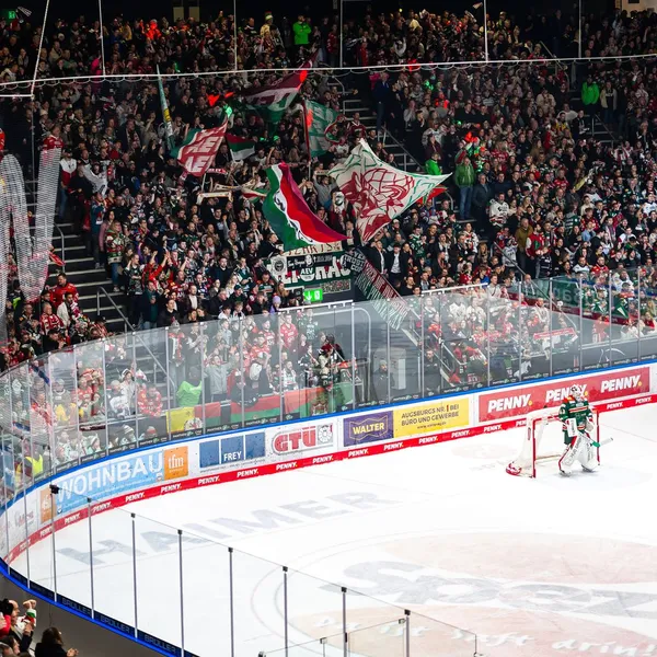 Der Blick von der Pressetribüne in Richtung Fankurve des CFS bei einem Heimspiel der Panther.