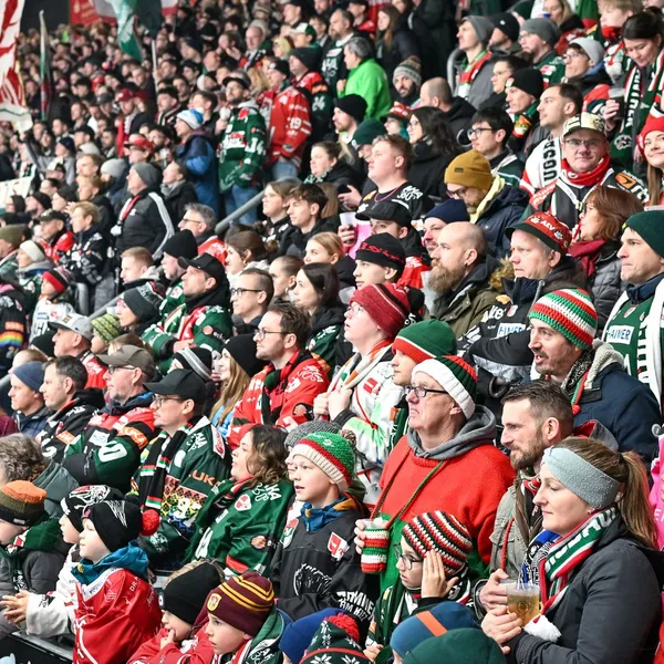 Die volle Fankurve bei einem Heimspiel im Curt-Frenzel-Stadion. 