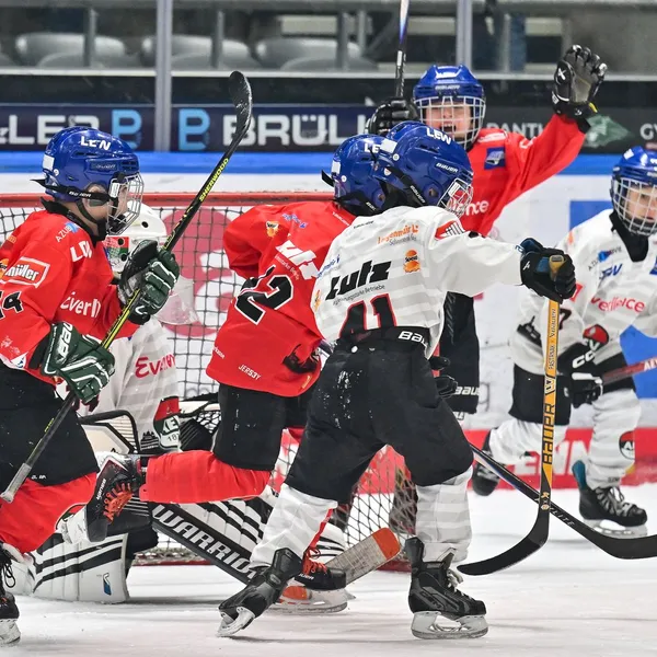 Die U8 des Augsburger EV bestreitet in der Drittelpause eines DEL-Spiels ein Showtraining auf dem Eis. 
