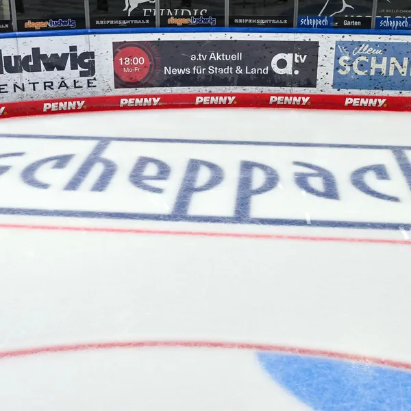 Die Eiswerbung von Scheppach im Curt-Frenzel-Stadion. 