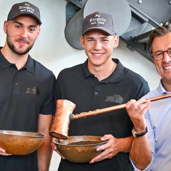 Maximilian Glötzl und Philipp Krauß brauen gemeinsam mit Sebastian Priller-Riegele das Panther Pur für die Saison 2026-27 ein.