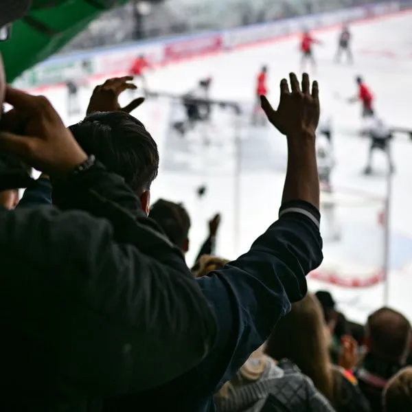 Der Blick aus der Fankurve aus das Eis des Curt-Frenzel-Stadions. 
