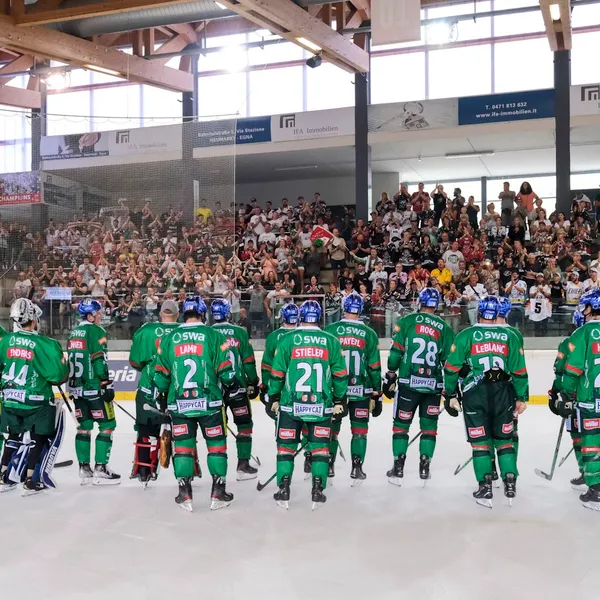 Die Augsburger Panther bejubeln einen Sieg beim Dolomitencup gemeinsam mit ihren Fans. 