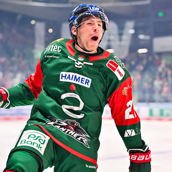 Kyle Mayhew bejubelt einen Treffer. 