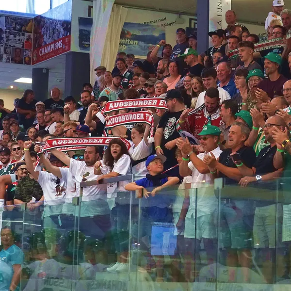 Fans der Augsburger Panther in der Würtharena Neumarkt bei einem Spiel ihrer Mannschaft. 