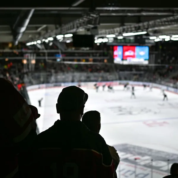 Ein Blick aus der Fankurve aufs Eis des Curt-Frenzel-Stadions bei einem Heimspiel der Panther. 