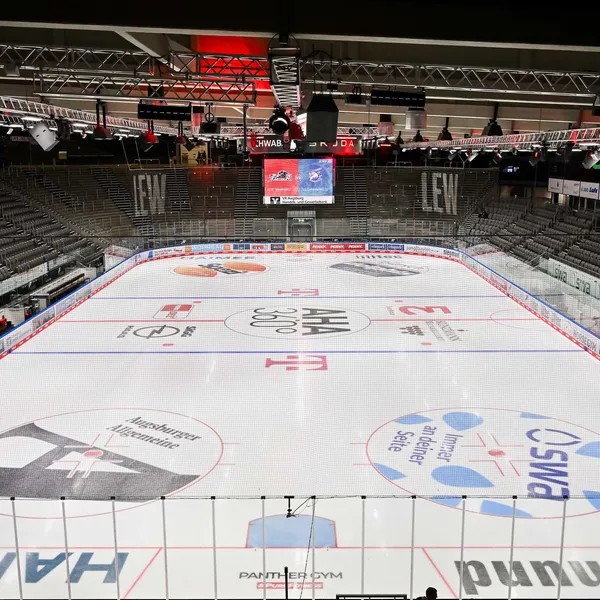 Ein Blick auf die Eisfläche des leeren Curt-Frenzel-Stadions vor einem Heimspiel der Panther. 