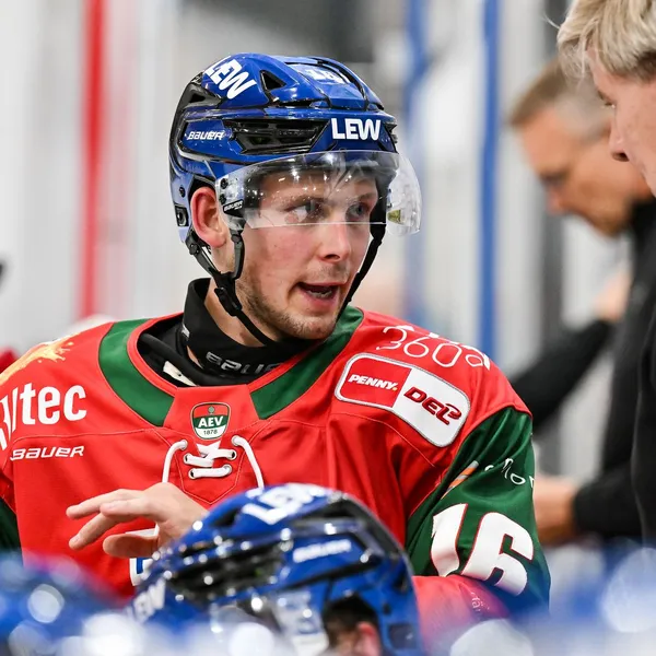 Cameron Wright im Gespräch mit Coach Bill Peters während einem Spiel der Panther beim Dolomitencup 2026. 