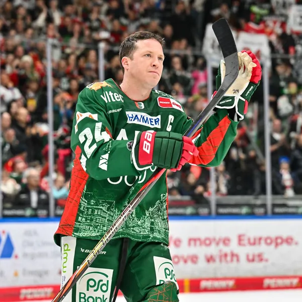 Clublegende T.J. Trevelyan appldaudiert den Pantherfans im CFS. 
