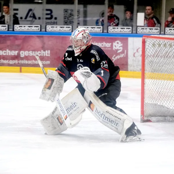 Torwart Justus Roth im Einsatz für die ECDC Memmingen Indians. 