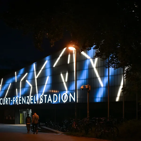 Das Curt-Frenzel-Stadion mit leuchtender Fassade vom Gesundbrunnen aus gesehen. 